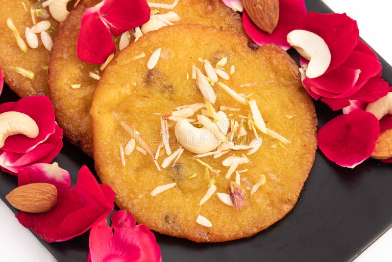 Rose Blumendekoration der meisten genossen indischen mithai mawa malpua gekrönt mit kesar pista kaju und badam wird auf der großen stockfotos