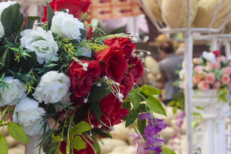 Rose Bouquet Mixed Blanche Et Rouge , Fausse Rose Dans Le Bouquet , Fleurs  Artificielles En Soie Fausse Rose Image stock - Image du choc, floral:  123777077