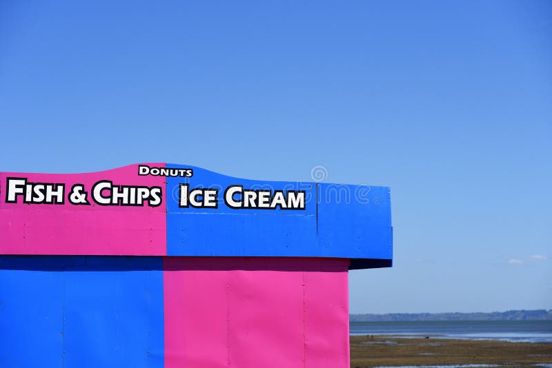 Rose brillamment coloré et crème glacée et poissons et puces et kiosque bleus de butées toriques sur Southend sur la mer photos libres de droits Rose brillamment coloré et crème glacée et poissons et puces et kiosque bleus de butées toriques sur Southend sur la mer photos libres de droits