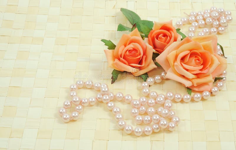 Rose e perle fotografie stock libere da diritti Rose e perle fotografie stock libere da diritti