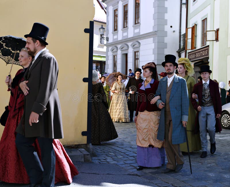 Rose Festival Cinque-petalled su bystreet in Cesky Krumlov immagine stock libera da diritti Rose Festival Cinque-petalled su bystreet in Cesky Krumlov immagine stock libera da diritti