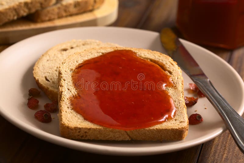 Rose Hip Jam sur le pain photos stock Rose Hip Jam sur le pain photos stock