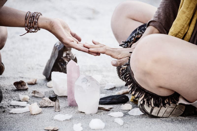 Rose Quartz Crystal Healing Meditations-Frauen in der Zeremonie lizenzfreies stockbild