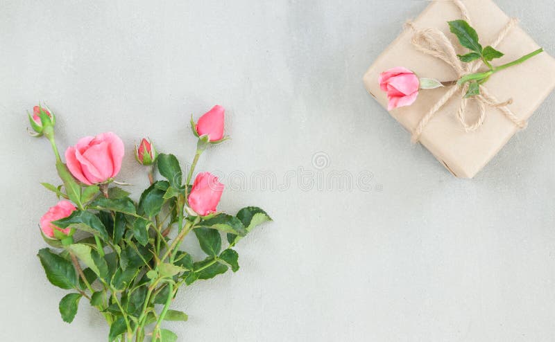 Rose rosse e presente d'annata sul backgrond leggero fotografia stock libera da diritti Rose rosse e presente d'annata sul backgrond leggero fotografia stock libera da diritti