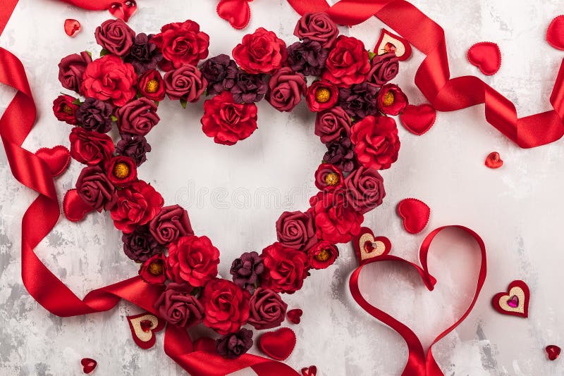 Rose rosse nella forma di cuore immagine stock libera da diritti Rose rosse nella forma di cuore immagine stock libera da diritti