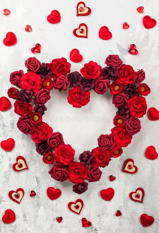 Rose rosse nella forma di cuore fotografie stock Rose rosse nella forma di cuore fotografie stock