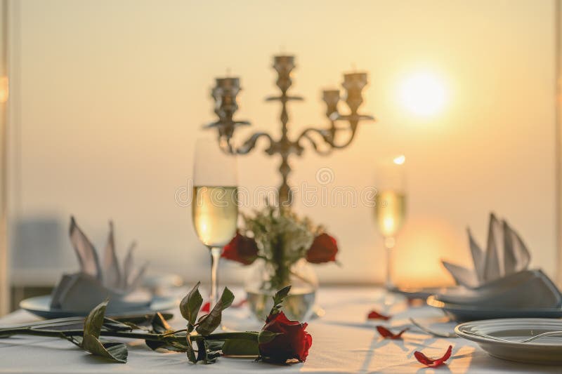 Immagini Stock - Cena Romantica Di San Valentino Con Bicchieri Di