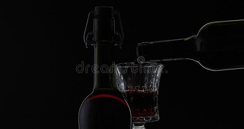 Rose Wine El vino tinto vierte la copa de vino sobre fondo negro Silueta imagen de archivo libre de regalías Rose Wine El vino tinto vierte la copa de vino sobre fondo negro Silueta imagen de archivo libre de regalías