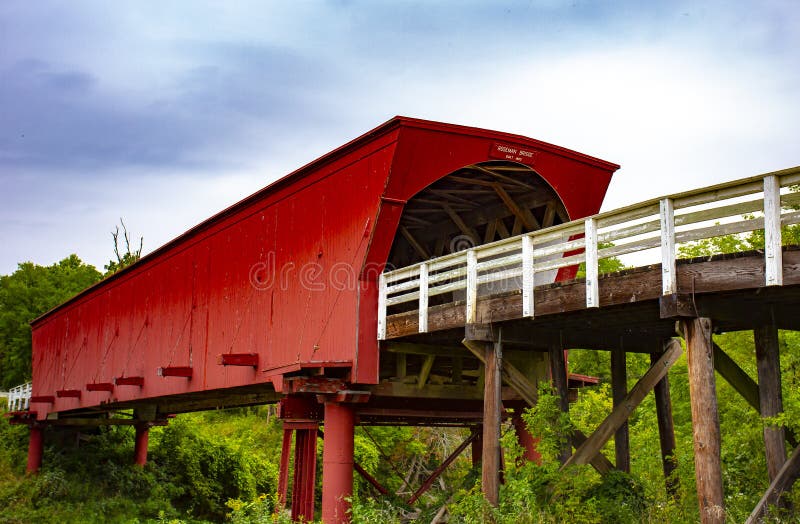 Roseman zakrywał footbridge w Iowa obraz stock Roseman zakrywał footbridge w Iowa obraz stock