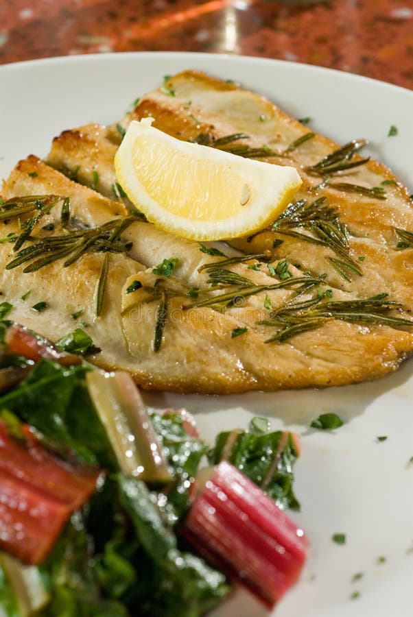 Rosemary grillte Fische lizenzfreie stockfotos