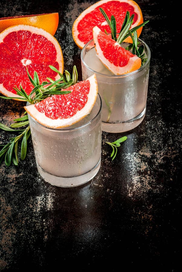 Rosemary, Pomelo Y Gin Cocktail Imagen de archivo Imagen de fruta