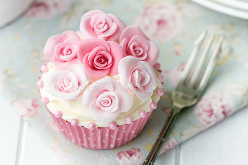 Rosen-kleiner Kuchen lizenzfreie stockbilder Rosen-kleiner Kuchen lizenzfreie stockbilder