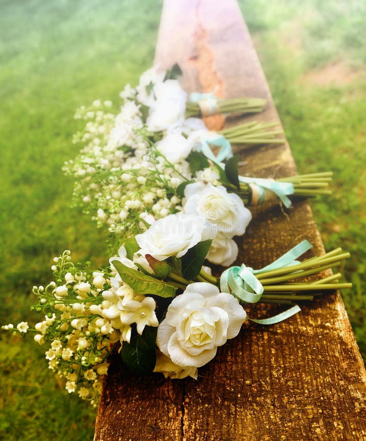 Roses blanches sur un banc avant un mariage de pays