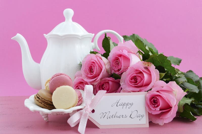 Roses de rose de jour de mères et arrangement heureux de thé photos stock Roses de rose de jour de mères et arrangement heureux de thé photos stock