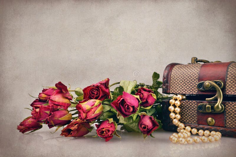 Roses et perles sèches dans le coffre au trésor photos stock Roses et perles sèches dans le coffre au trésor photos stock
