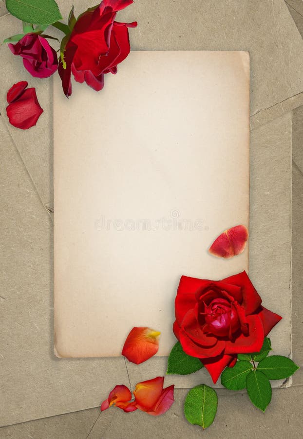 Roses et pétales rouge foncé sur le vieux papier Carte grunge Place pour le texte Configuration plate images libres de droits Roses et pétales rouge foncé sur le vieux papier Carte grunge Place pour le texte Configuration plate images libres de droits