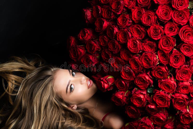 Roses Pour La Saint Valentin. Bouquet De Fleurs. Femme Sexy Avec Bouquet De  Rose. Cadeau De Vacances. Photo stock - Image du valentin, sensualité:  211202292