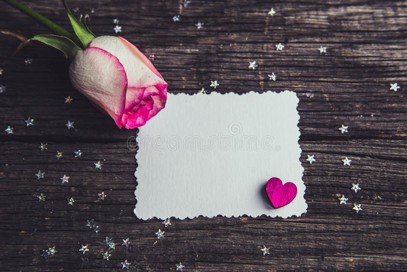 Roses roses avec des déclarations d'une note de l'amour images stock Roses roses avec des déclarations d'une note de l'amour images stock