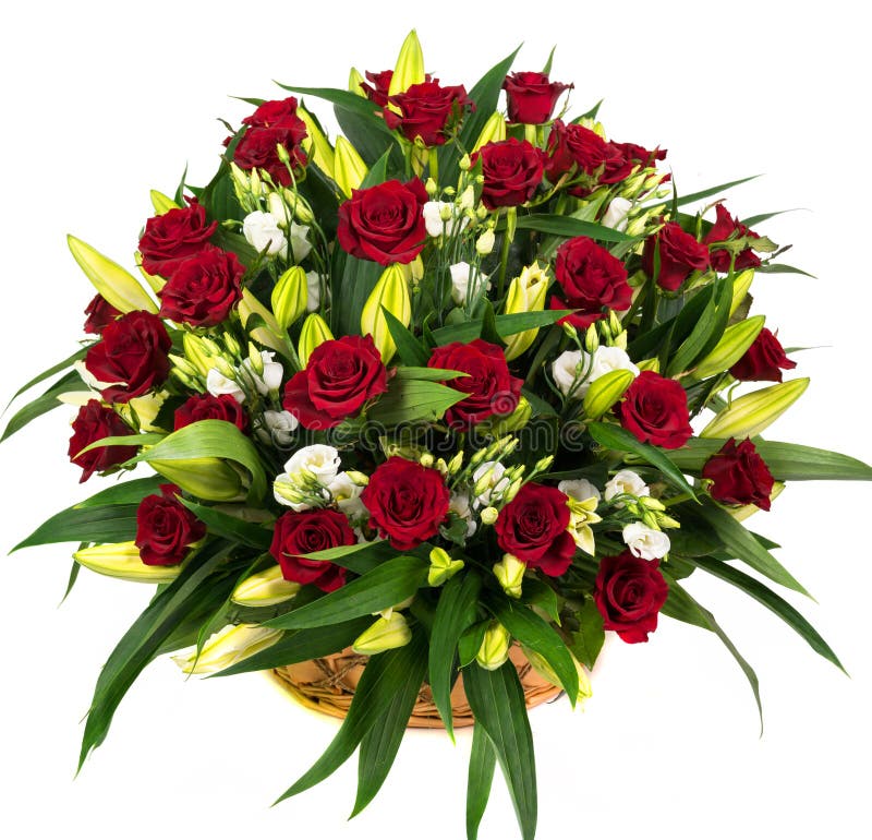 Roses rouges naturelles dans un panier photo stock Roses rouges naturelles dans un panier photo stock