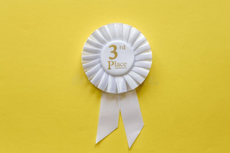 rosetta bianca del nastro del terzo posto su giallo