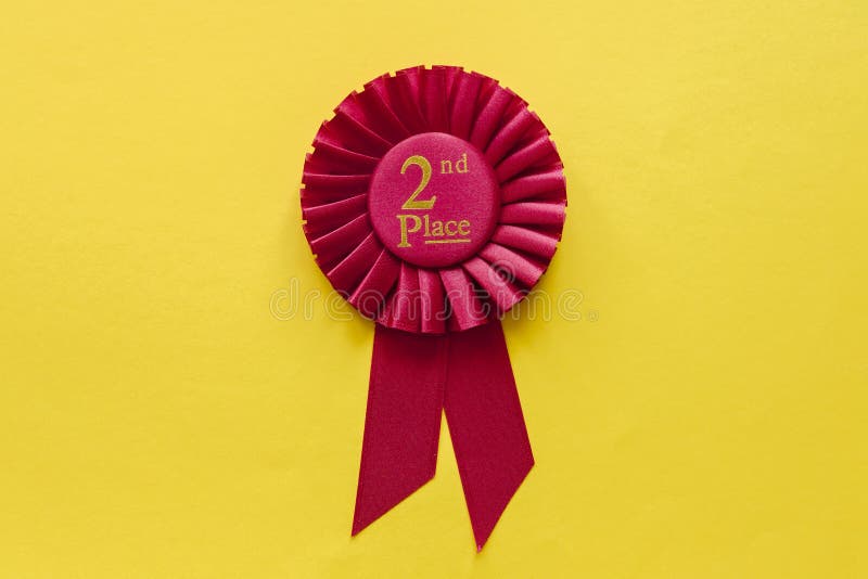 rosetta rossa del nastro dei vincitori del secondo posto su giallo