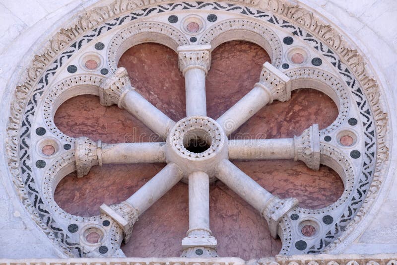 Rosetón de la iglesia de San Micaela in foro en Lucca, Italia fotografía de archivo Rosetón de la iglesia de San Micaela in foro en Lucca, Italia fotografía de archivo