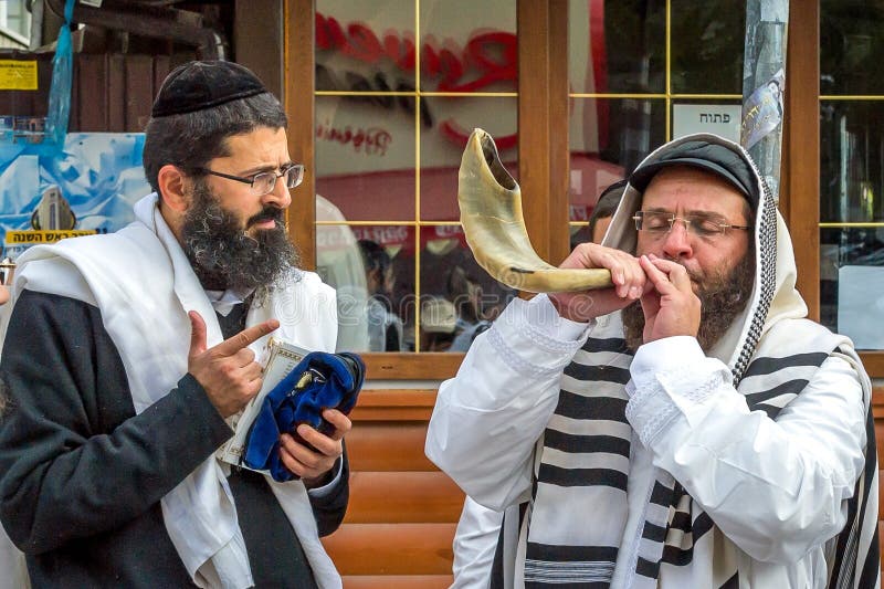 Rosh Hashanah, Żydowski nowy rok 5778 Ja świętuje blisko grób rabin Nachman w Uman Żydowski hasid dmucha Shofar zdjęcie stock Rosh Hashanah, Żydowski nowy rok 5778 Ja świętuje blisko grób rabin Nachman w Uman Żydowski hasid dmucha Shofar zdjęcie stock