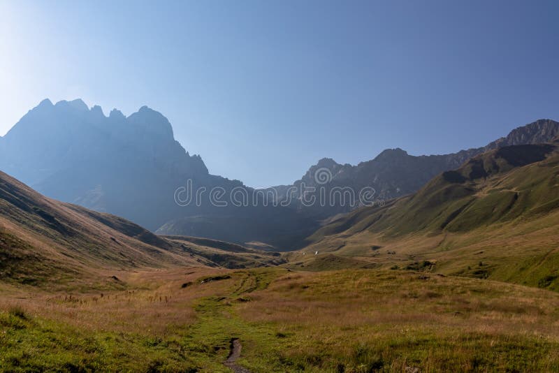 Roshka μια πανοραμική άποψη για την οξεία chaukhi massif στην ευρύτερη οροσειρά του καυκάσου στη γεωργία. στοκ εικόνα