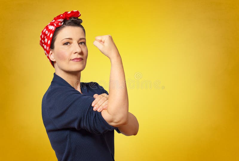 Sebavedomý ženu stredného veku, s clenched päsť vyhrnúť jej rukáv, text priestor, hold americká ikona Rosie Riveter.