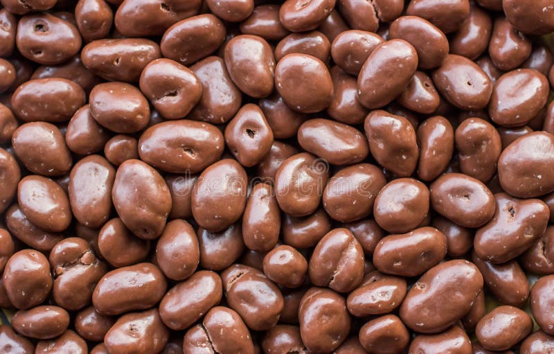 Rosinen Bedeckt in Der Schokolade. Stockfoto - Bild von festlichkeit ...