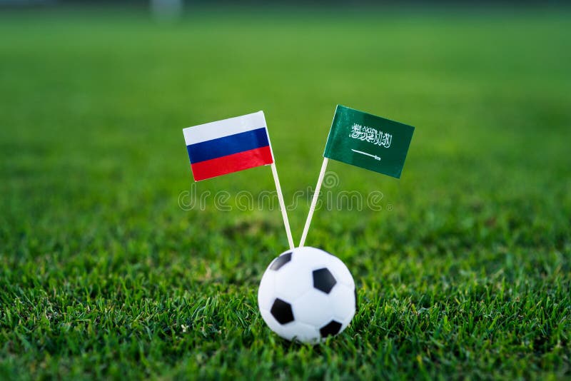 Rosja - Arabia Saudyjska, Grupuje A, Czwartek, 14 Czerwiec, futbol, puchar świata, Rosja 2018, flagi państowowe na zielonej trawi obraz stock Rosja - Arabia Saudyjska, Grupuje A, Czwartek, 14 Czerwiec, futbol, puchar świata, Rosja 2018, flagi państowowe na zielonej trawi obraz stock