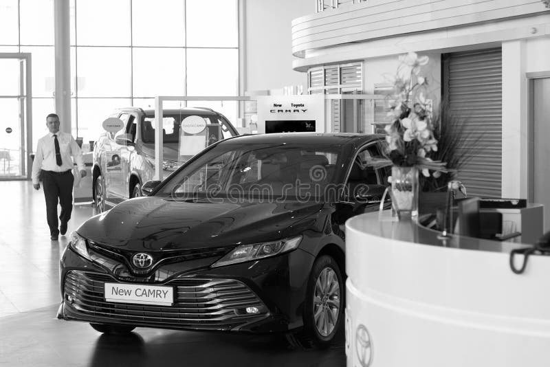 Rosja Izhevsk, Kwiecień, - 21, 2018: Sala wystawowa Toyota Nowy pojazd Toyota Camry Czarno biały wizerunek obraz royalty free Rosja Izhevsk, Kwiecień, - 21, 2018: Sala wystawowa Toyota Nowy pojazd Toyota Camry Czarno biały wizerunek obraz royalty free