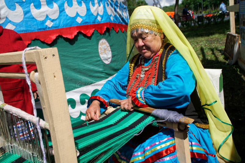 Rosja, Magnitogorsk, - Czerwiec, 15, 2019 Starej kobiety pracy przy rzemieślnikiem wyłaniają się Uczestnik uliczna parada podczas obrazy royalty free Rosja, Magnitogorsk, - Czerwiec, 15, 2019 Starej kobiety pracy przy rzemieślnikiem wyłaniają się Uczestnik uliczna parada podczas obrazy royalty free