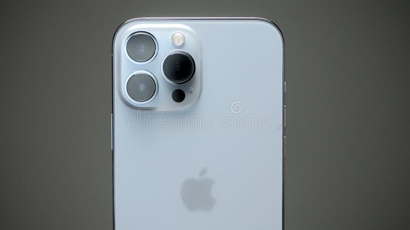Rosja moskwa wrzesień 27 2021 : nowy iphone 13 pro. działanie. wideo reklamowe z zewnętrzną obudową iphone 13 pro zdjęcie royalty free
