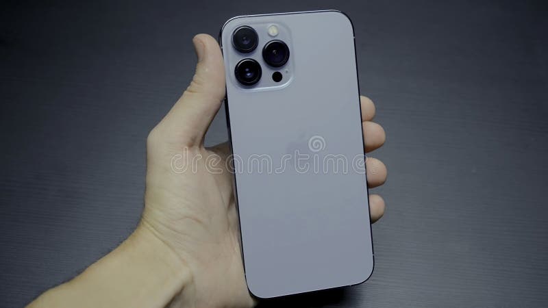 Rosja moskwa wrzesień 27 2021 : nowy telefon iphone 13 pro. akcja. wideo reklamowe z zewnętrzną obudową iphone 13 pro obrazy stock
