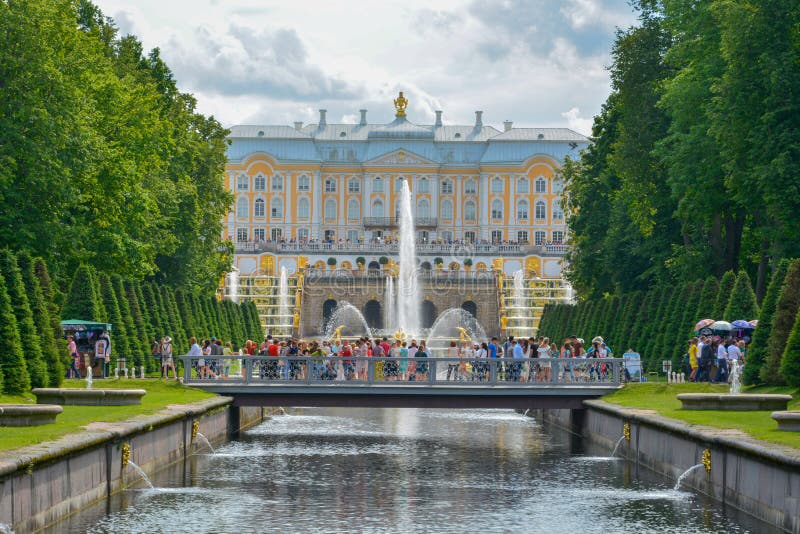 Rosja Peterhof pa?ac przy StPetersburg lata czasem zdjęcia stock Rosja Peterhof pa?ac przy StPetersburg lata czasem zdjęcia stock