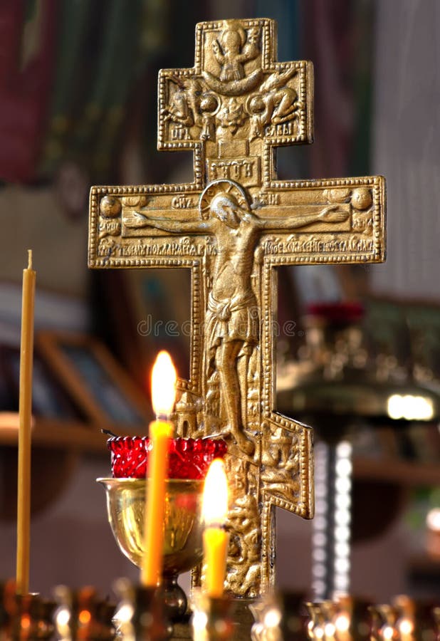Rosja, Ryazan 1 2019 Feb - Å›wieczki na tle pozÅ‚ocisty krzyż w Ortodoksalnego koÅ›ciół naturalnym Å›wietle zdjęcia stock Rosja, Ryazan 1 2019 Feb - Å›wieczki na tle pozÅ‚ocisty krzyż w Ortodoksalnego koÅ›ciół naturalnym Å›wietle zdjęcia stock