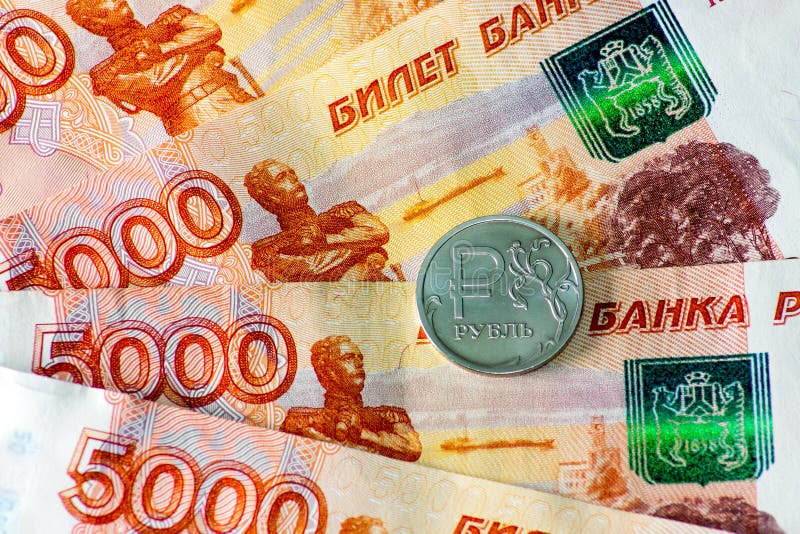 Rosjanin jeden rubel moneta i pięć tysięcy rubli banknotów zdjęcia stock Rosjanin jeden rubel moneta i pięć tysięcy rubli banknotów zdjęcia stock