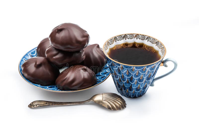 Rosjanin pokrywający zefir na błękitnym spodeczku czarnym coffe i zdjęcia royalty free Rosjanin pokrywający zefir na błękitnym spodeczku czarnym coffe i zdjęcia royalty free