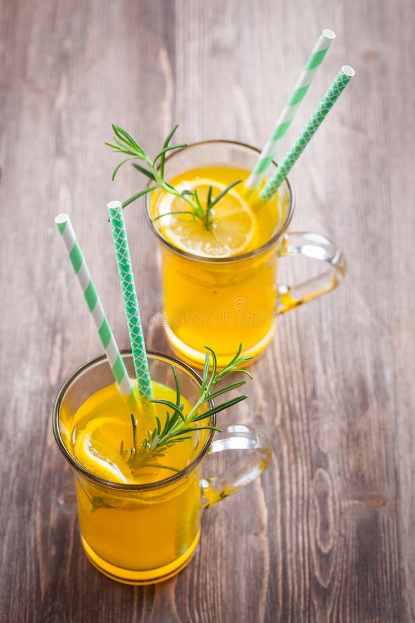 Rosmaninho e limonada de limão. verão chá fresco de gelo foto de stock