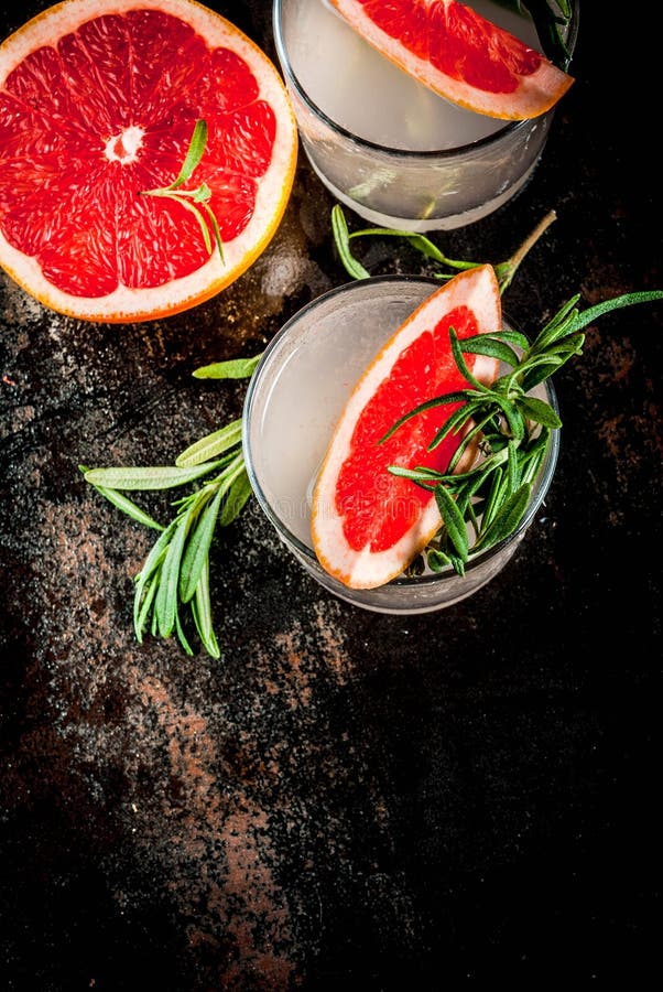 Rosmarin, Grapefrukt & Gin Cocktail Arkivfoto Bild av alkohol, stapel