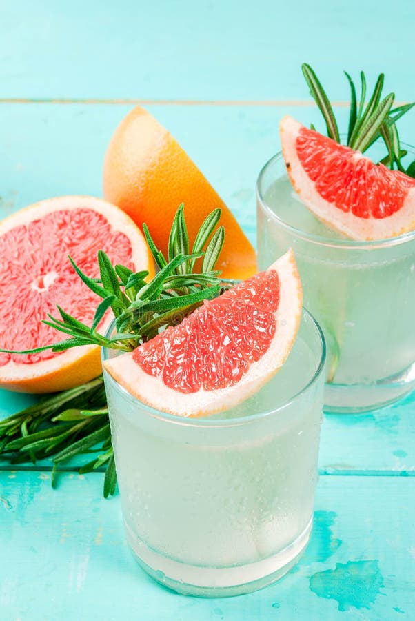 Rosmarin, Grapefrukt & Gin Cocktail Arkivfoto Bild av alkohol, stapel