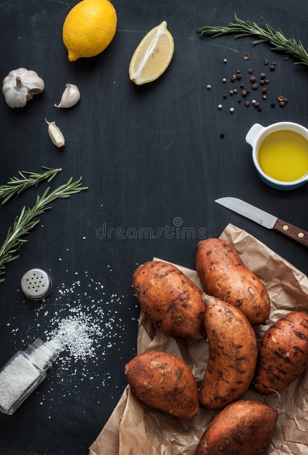 Rosmarin zubereitend, briet Süßkartoffeln mit Olivenöl, Zitrone, Salz, Pfeffer und Knoblauch lizenzfreie stockfotografie Rosmarin zubereitend, briet Süßkartoffeln mit Olivenöl, Zitrone, Salz, Pfeffer und Knoblauch lizenzfreie stockfotografie