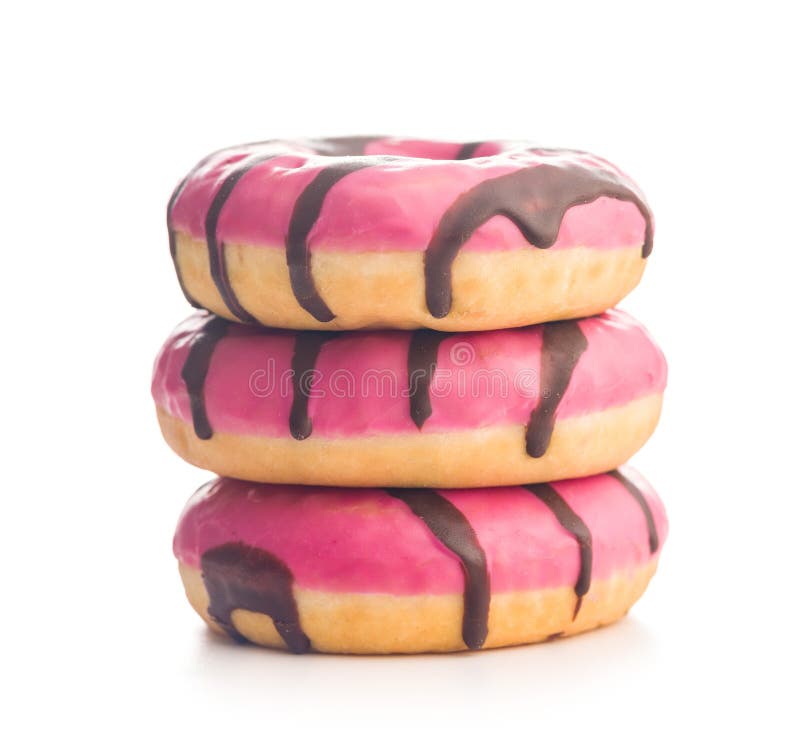 Rosquinha cor-de-rosa doce com listras de chocolate isolada sobre fundo branco foto de stock