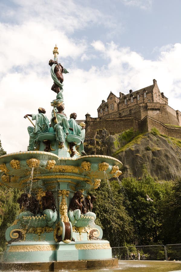 Ross Fountain e il castello di Edimburgo, Scozia fotografia stock libera da diritti Ross Fountain e il castello di Edimburgo, Scozia fotografia stock libera da diritti