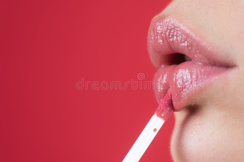 Rossetto rosso. lucidatura per le labbra naturali. rossetto e polpa. labbra rosse ravvicinate. rossetto rosa. pomata immagini stock