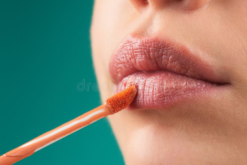 Rossetto rosso. lucidatura per le labbra naturali. rossetto e polpa. labbra rosse ravvicinate. rossetto rosa. pomata fotografie stock libere da diritti