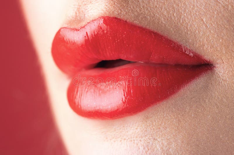 Rossetto rosso. lucidatura per le labbra naturali. rossetto e polpa. labbra rosse. rossetto rosa. pomata fotografia stock libera da diritti