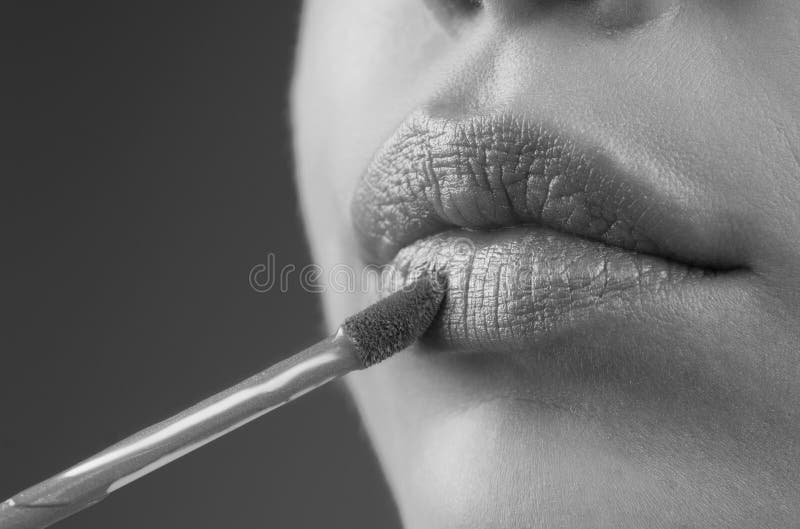 Rossetto rosso. lucidatura per le labbra naturali. rossetto e polpa. labbra rosse. rossetto rosa. pomata fotografia stock