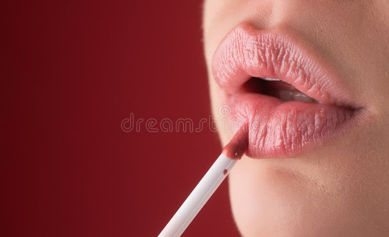 Rossetto rosso. lucidatura per le labbra naturali. rossetto e polpa. labbra rosse. rossetto rosa. pomata fotografia stock